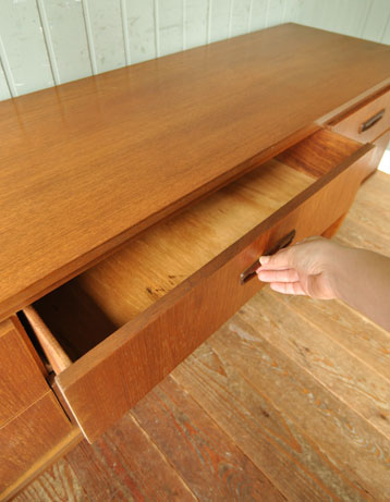 北欧インテリアをめざす方へオススメ。アンティークサイドボード