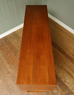 北欧インテリアをめざす方へオススメ。アンティークサイドボード