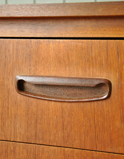 北欧インテリアをめざす方へオススメ。アンティークサイドボード