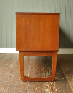 北欧インテリアをめざす方へオススメ。アンティークサイドボード