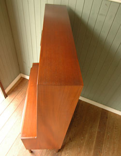 北欧デザインが可愛いアンティークサイドボード