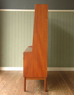 北欧デザインが可愛いアンティークサイドボード