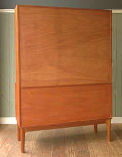 北欧デザインが可愛いアンティークサイドボード