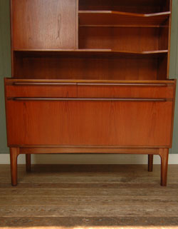 北欧デザインが可愛いアンティークサイドボード