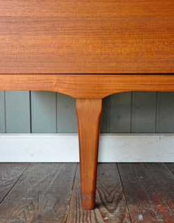 北欧インテリアをめざす方へオススメ。アンティークサイドボード