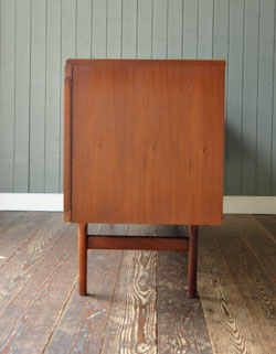 北欧インテリアをめざす方へオススメ。アンティークサイドボード