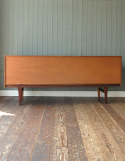 北欧インテリアをめざす方へオススメ。アンティークサイドボード