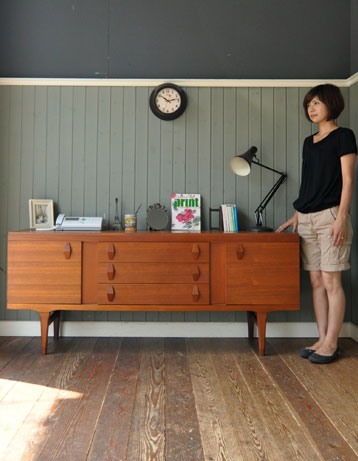 北欧インテリアをめざす方へオススメ。アンティークサイドボード