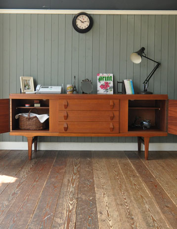 北欧インテリアをめざす方へオススメ。アンティークサイドボード