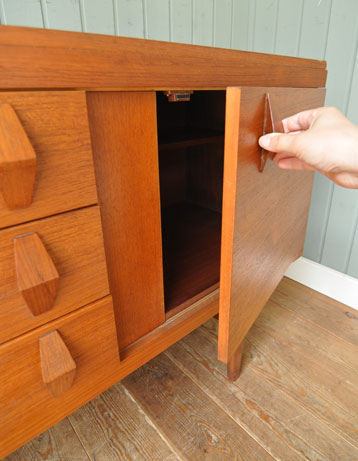 北欧インテリアをめざす方へオススメ。アンティークサイドボード