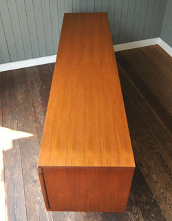 北欧インテリアをめざす方へオススメ。アンティークサイドボード