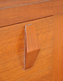 北欧インテリアをめざす方へオススメ。アンティークサイドボード