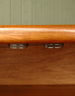 北欧インテリアをめざす方へオススメ。アンティークサイドボード