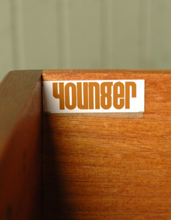 北欧インテリアをめざす方へオススメ。アンティークサイドボード