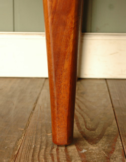 北欧インテリアをめざす方へオススメ。アンティークサイドボード