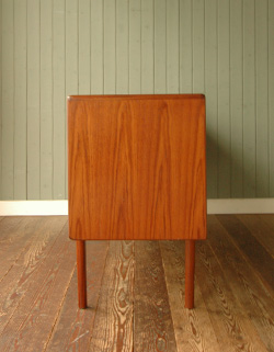 北欧インテリアをめざす方へオススメ。アンティークサイドボード