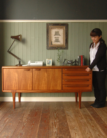 北欧インテリアをめざす方へオススメ。アンティークサイドボード