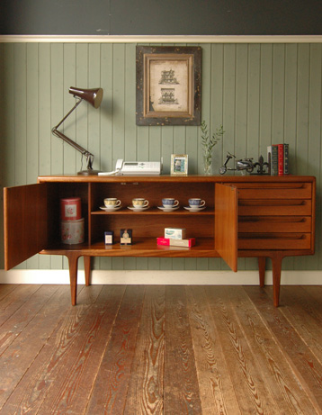 北欧インテリアをめざす方へオススメ。アンティークサイドボード