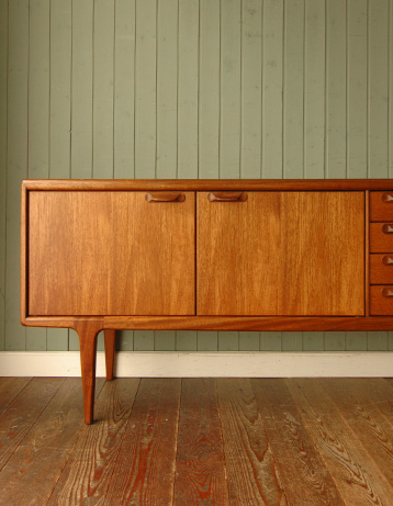 北欧インテリアをめざす方へオススメ。アンティークサイドボード