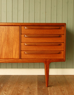 北欧インテリアをめざす方へオススメ。アンティークサイドボード