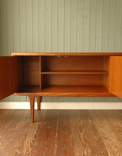 北欧インテリアをめざす方へオススメ。アンティークサイドボード