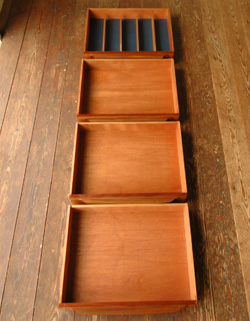 北欧インテリアをめざす方へオススメ。アンティークサイドボード