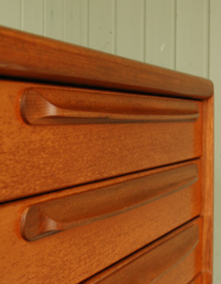 北欧インテリアをめざす方へオススメ。アンティークサイドボード