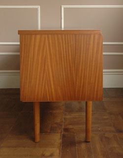 北欧インテリアをめざす方へオススメ。アンティークサイドボード