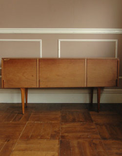 北欧インテリアをめざす方へオススメ。アンティークサイドボード