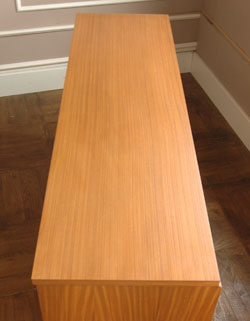 北欧インテリアをめざす方へオススメ。アンティークサイドボード