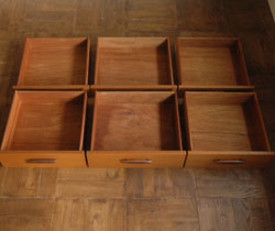 北欧インテリアをめざす方へオススメ。アンティークサイドボード