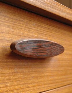 北欧インテリアをめざす方へオススメ。アンティークサイドボード