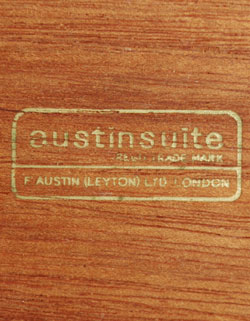 北欧インテリアをめざす方へオススメ。アンティークサイドボード