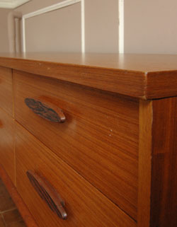 北欧インテリアをめざす方へオススメ。アンティークサイドボード