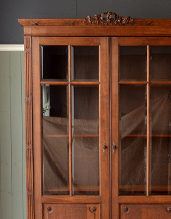 j-1002-f アンティークガラスキャビネットの寝室にて