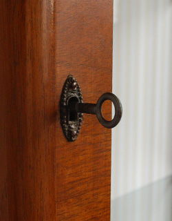 j-1003-f アンティークガラスキャビネットの鍵穴