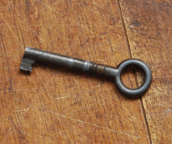 j-1003-f アンティークガラスキャビネットの鍵