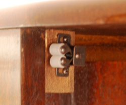 j-1004-f アンティークガラスキャビネットのローラーキャッチャー