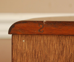 j-1004-f アンティークガラスキャビネットのマーキング