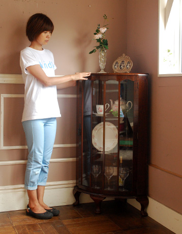 j-1004-f アンティークガラスキャビネットのモデル入り