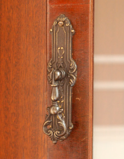 j-1004-f アンティークガラスキャビネットの鍵穴