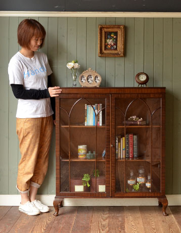 j-1010-f アンティークブックケースのモデル入り