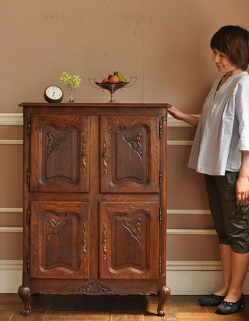 j-1012-f アンティークキャビネットのモデル入り