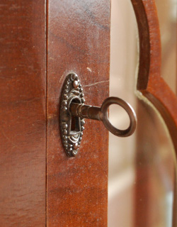 j-1014-f アンティークガラスキャビネットの鍵穴