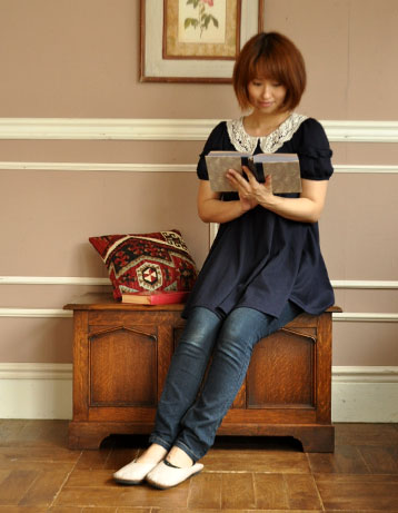 j-1021-f アンティーク コファー（ベンチ）のモデル入り