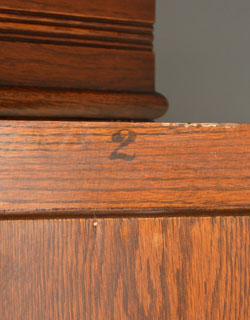 j-1032-f アンティークワードローブの２