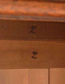 j-1032-f アンティークワードローブの２