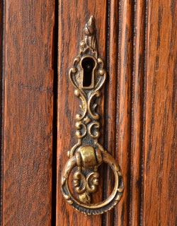 j-1032-f アンティークワードローブの鍵穴