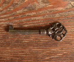 j-1032-f アンティークワードローブの鍵