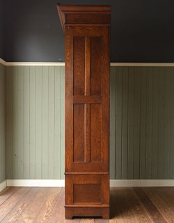 j-1032-f アンティークワードローブの横